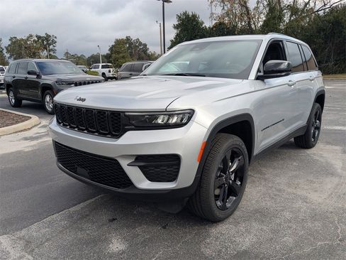 New 2025 Jeep Grand Cherokee Altitude image 7