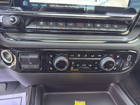 Used 2024 Chevrolet Silverado 2500 ZR2 w/ Technology Package image 19