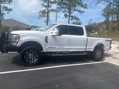 Used 2019 Ford F250 Lariat w/ Lariat Value Package AWD/4WD image 4