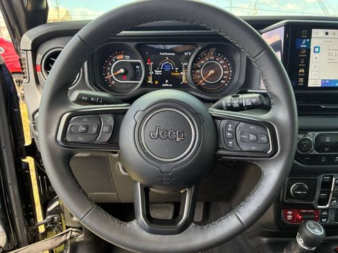 Used 2025 Jeep Wrangler Unlimited Rubicon AWD/4WD image 22