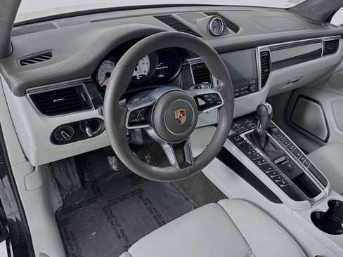 Used 2018 Porsche Macan Turbo image 4
