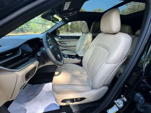 Used 2023 Jeep Grand Cherokee Limited w/ Luxury Tech Group II AWD/4WD image 10