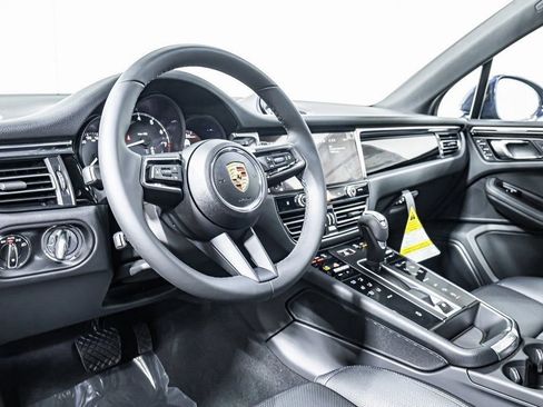 Certified 2025 Porsche Macan image 4