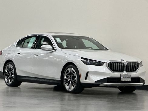 Used 2026 BMW i5 M60 w/ Premium Package RWD image 2
