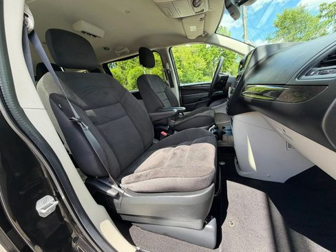 Used 2019 Dodge Grand Caravan SE FWD image 15