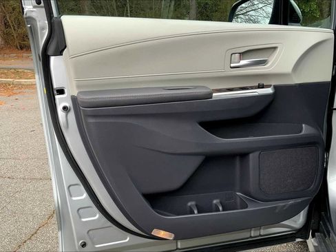 Used 2023 Toyota Sienna XLE FWD image 21