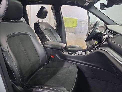 Used 2025 Jeep Grand Cherokee Altitude image 10