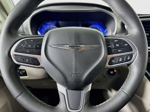 Used 2022 Chrysler Pacifica Touring-L FWD image 39