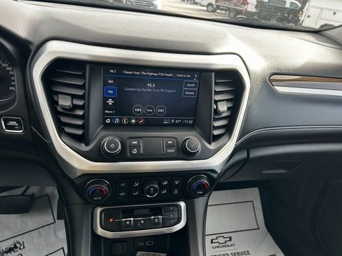 Used 2021 GMC Acadia SLE image 28