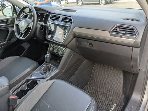 Used 2020 Volkswagen Tiguan SE w/ Panoramic Sunroof Package image 6