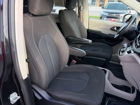 Used 2022 Chrysler Voyager LX FWD image 37