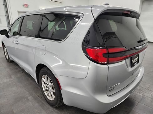 Used 2024 Chrysler Pacifica Touring-L image 6