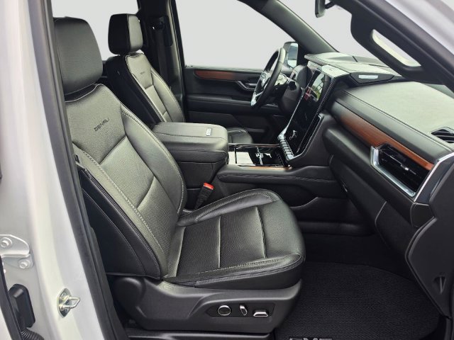 Used 2025 GMC Yukon XL Denali AWD/4WD image 11