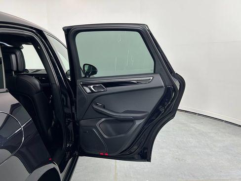 Certified 2025 Porsche Macan AWD/4WD image 24