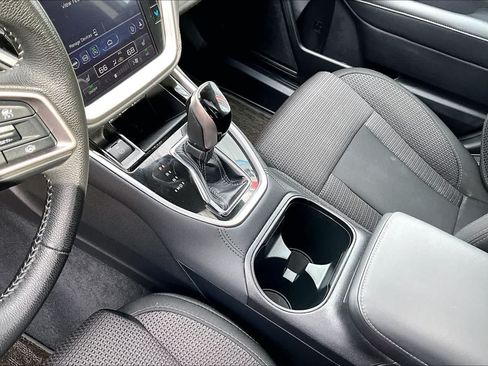 Used 2025 Subaru Outback Premium AWD/4WD image 17