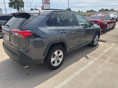 Used 2020 Toyota RAV4 XLE w/ Convenience Package FWD image 4