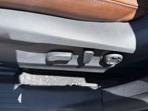 Used 2025 Subaru Outback Touring XT AWD/4WD image 13