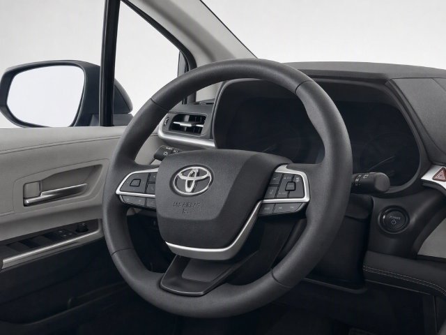 Used 2025 Toyota Sienna XLE FWD image 21