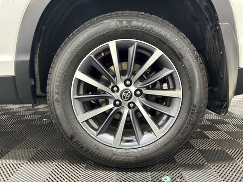 Used 2019 Toyota Highlander XLE w/ Carpet Mat Package (TMS) AWD/4WD image 36