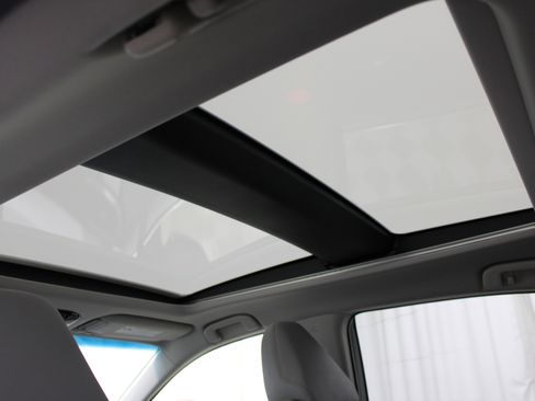 Used 2021 Toyota Venza Limited image 23