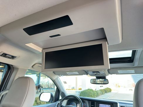 Used 2018 Toyota Sienna XLE Premium image 32