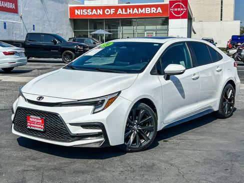 Used 2024 Toyota Corolla SE w/ SE Premium Package FWD image 2