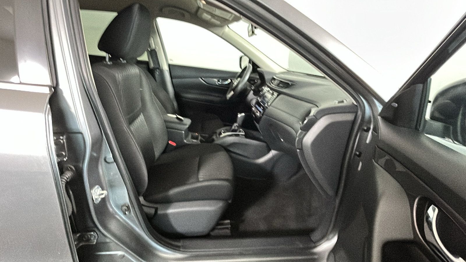 Used 2018 Nissan Rogue SV AWD/4WD image 34