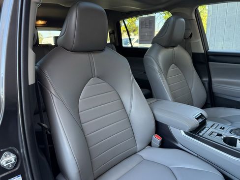 Used 2021 Toyota Highlander XLE image 19