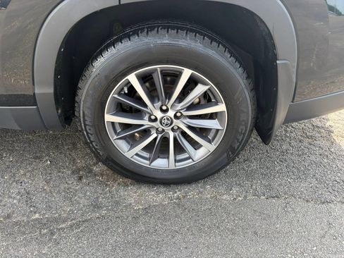 Used 2019 Toyota Highlander XLE AWD/4WD image 12