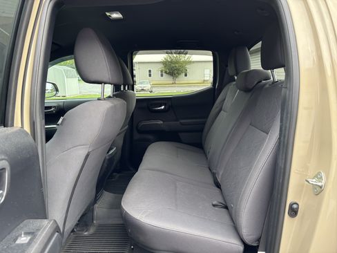 Used 2019 Toyota Tacoma TRD Off-Road w/ Technology Package AWD/4WD image 13