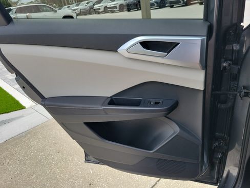 Certified 2025 Volkswagen Taos SE FWD image 17