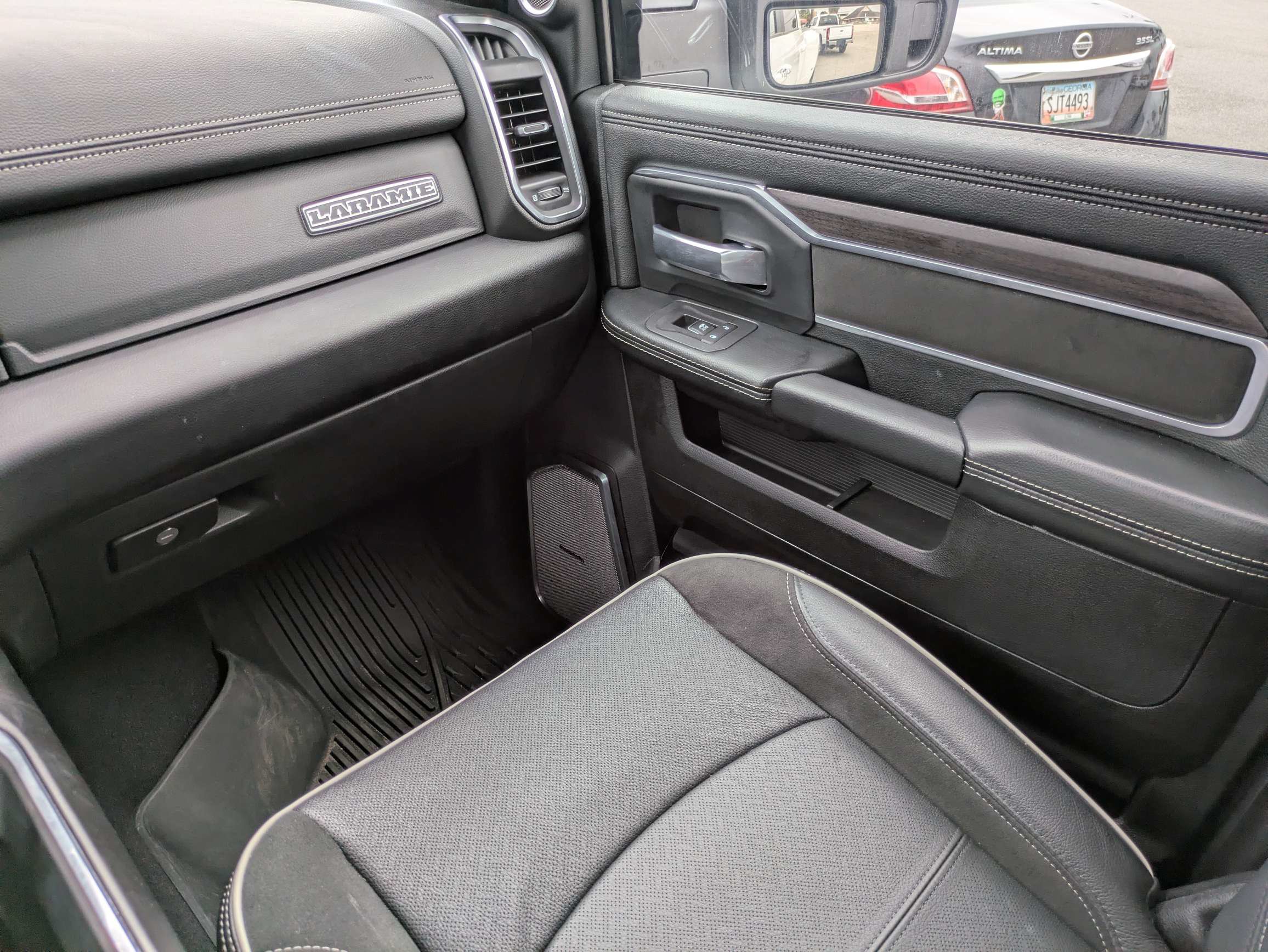 Used 2025 RAM 3500 Laramie AWD/4WD image 19