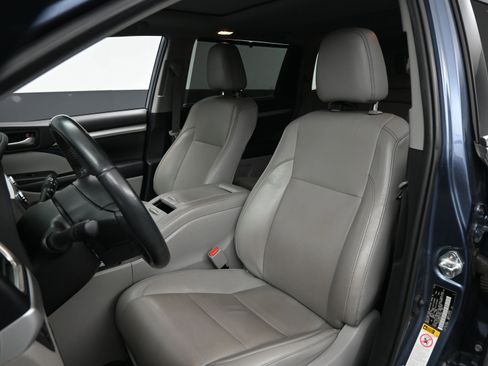 Used 2019 Toyota Highlander XLE image 17