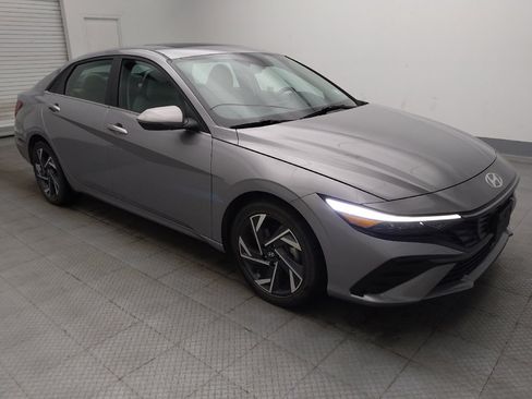 Used 2025 Hyundai Elantra Limited FWD image 11