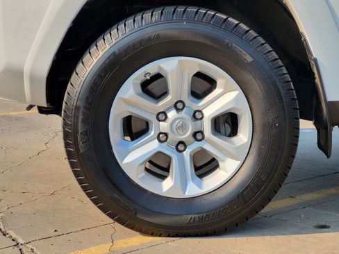 Used 2017 Toyota 4Runner SR5 AWD/4WD image 8