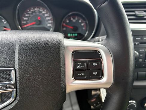 Used 2013 Dodge Avenger SXT image 18