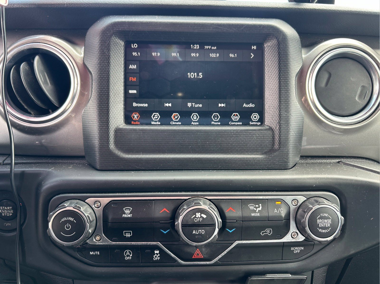 Used 2018 Jeep Wrangler Unlimited Sahara AWD/4WD image 17