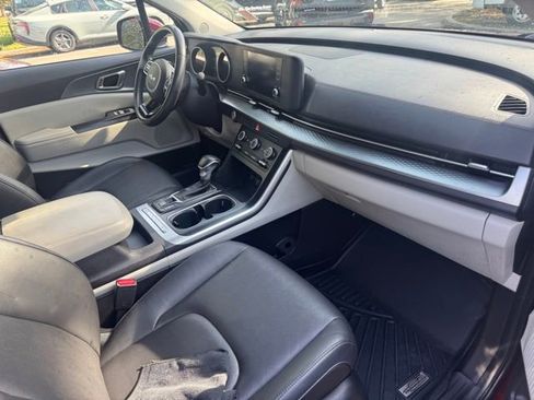 Certified 2022 Kia Carnival LX image 6