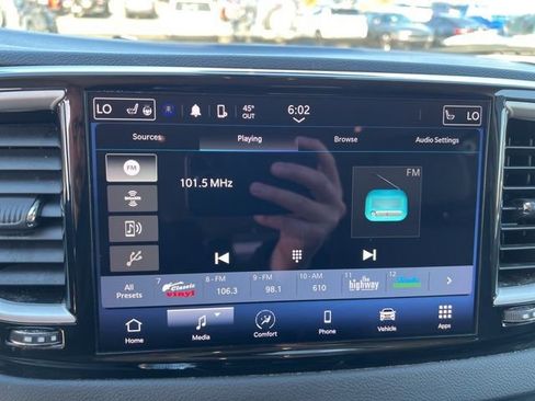 Certified 2023 Chrysler Pacifica Touring-L image 25