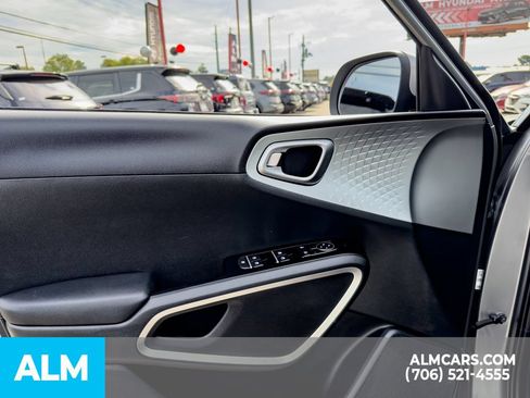 Used 2025 Kia Soul LX w/ LX Technology Package FWD image 12