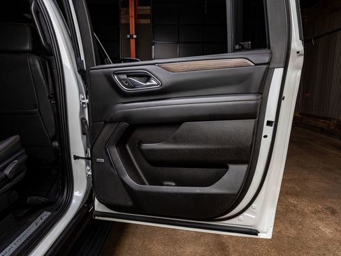 Used 2023 Chevrolet Suburban High Country image 41