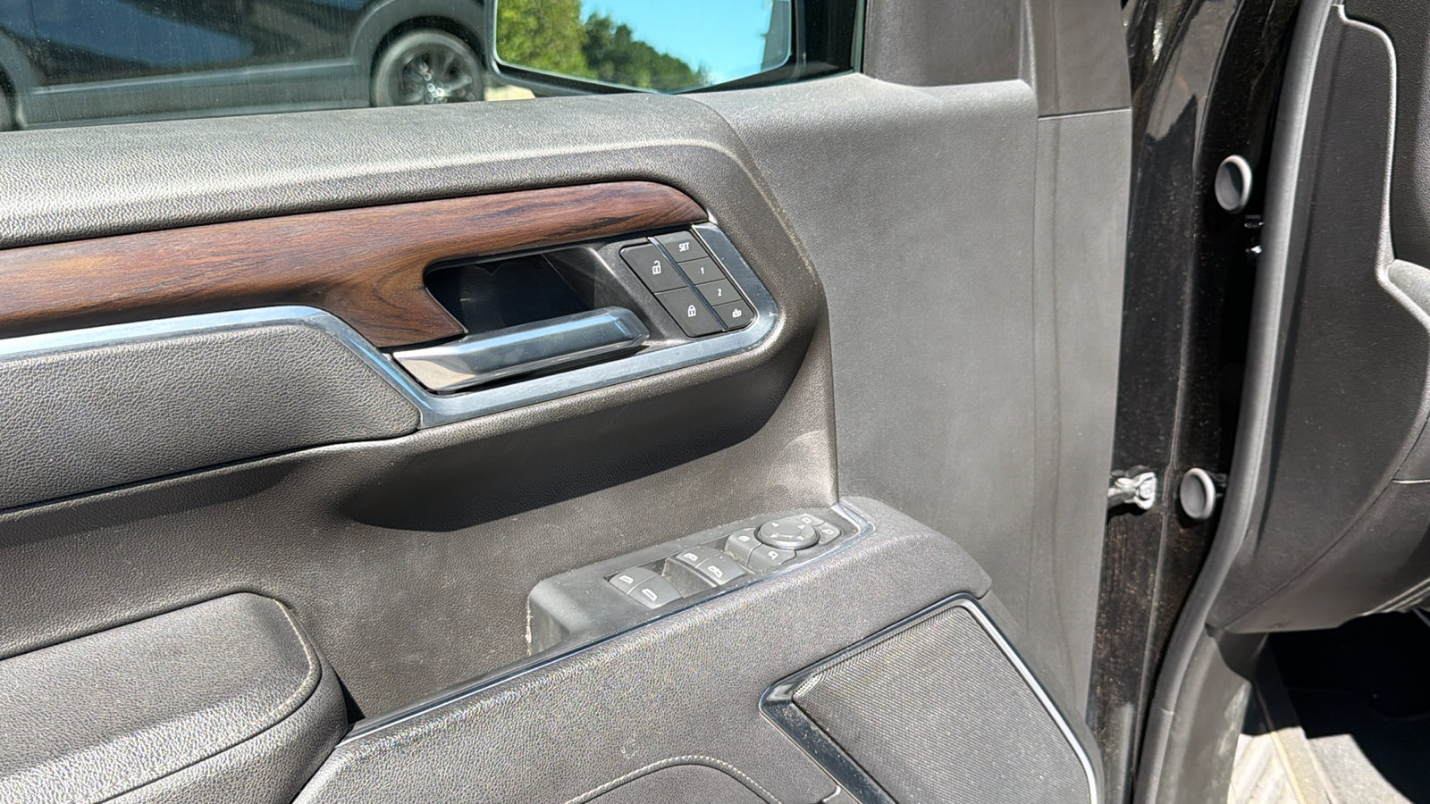 Used 2025 GMC Sierra 1500 SLT AWD/4WD image 15