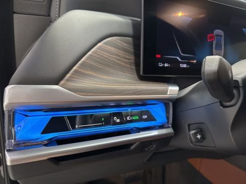 Used 2024 BMW i7 xDrive60 w/ Premium Package image 23