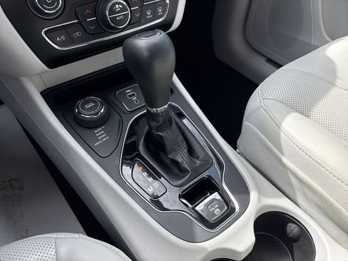 Used 2020 Jeep Cherokee Limited AWD/4WD image 17