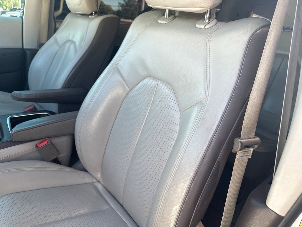 Used 2017 Chrysler Pacifica Touring-L Plus w/ Advanced Safetytec Group FWD image 19