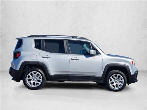 Used 2018 Jeep Renegade Latitude image 4