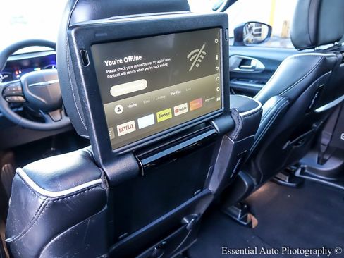 Used 2022 Chrysler Pacifica Limited w/ Uconnect Theater Family Group image 16