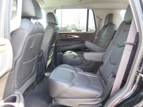 Used 2016 Cadillac Escalade Luxury image 23