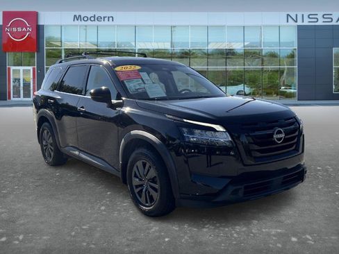 Certified 2022 Nissan Pathfinder SV w/ SV Black Package FWD image 3