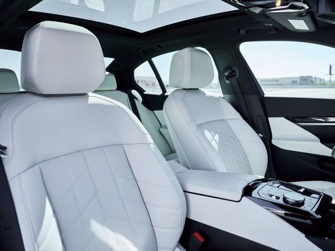 Used 2026 BMW 550e xDrive image 40